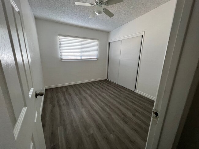 Building Photo - 4BD/2BA In La Mirage. Nice Backyard!