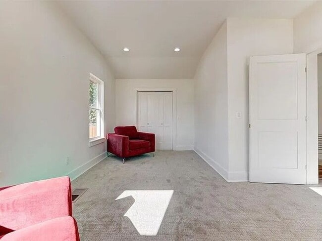 Building Photo - 213 NE 14th St