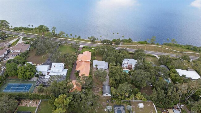 Building Photo - 215 Edgewater Dr