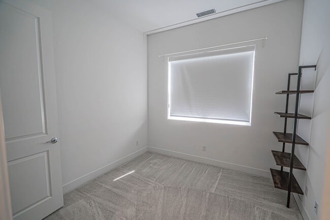 Building Photo - Beautiful 4-Bedroom Home with Solar and Private Patio in Plum Estates!