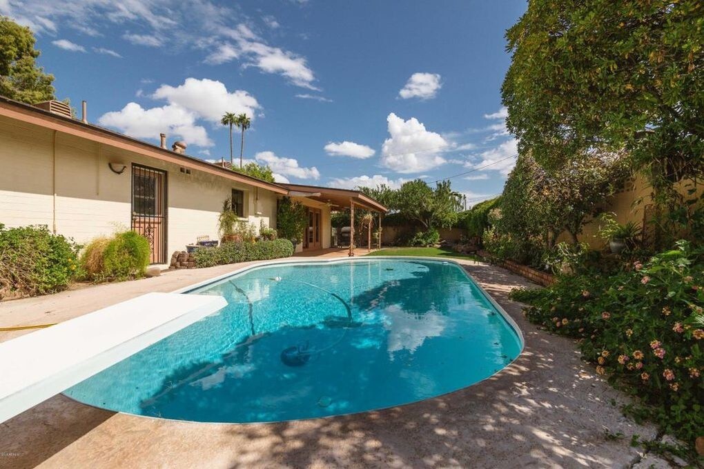 Building Photo - 1113 E Balboa Dr