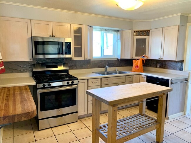 Building Photo - Beacon Hill 3 bedroom, 2 bath. 1 car garage with large storage loft.