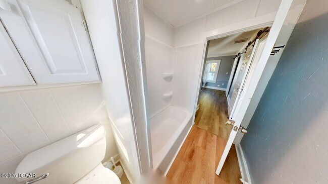 Building Photo - 831 N Oleander Ave