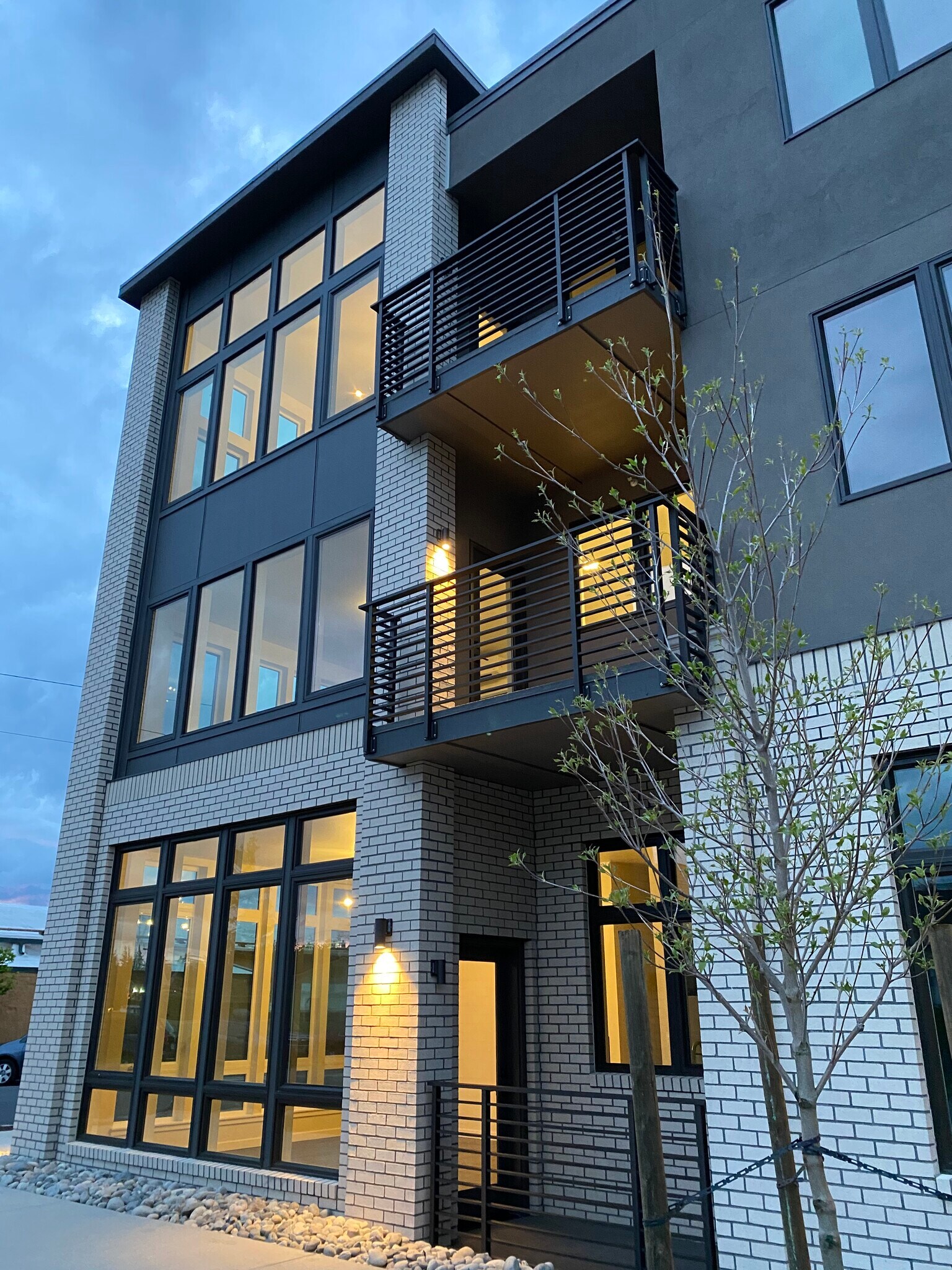 Building Photo - 1305 Larrabee Ave