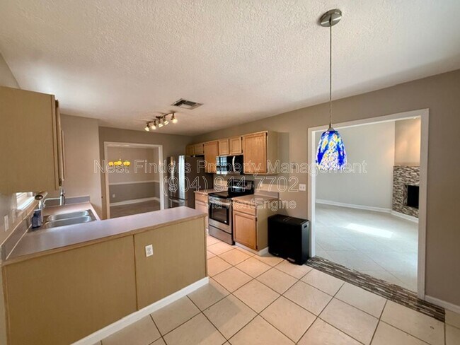 Building Photo - 1695 Evans Dr S