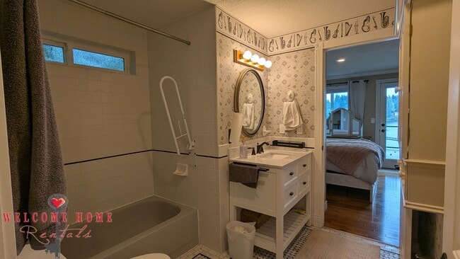 Building Photo - Huge waterfront home, fully furnished, boa...