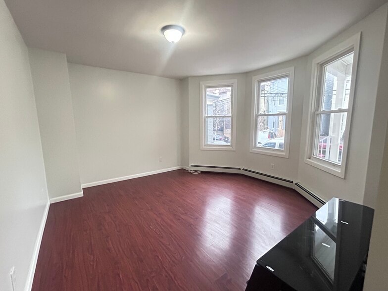 Building Photo - 424 58th St