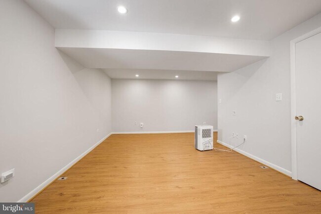 Building Photo - 9010 Lake Braddock Dr