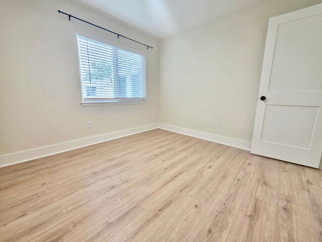 Building Photo - Newly renovated 2 bedroom + flex space in ...