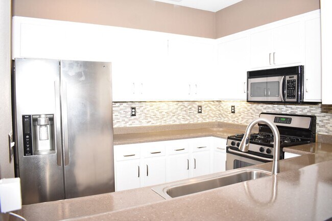 Building Photo - 3 bd 2.5 ba, Condo With Community Pool (Chula Vista, 91910)
