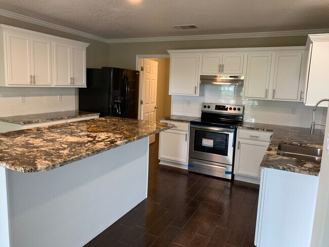 Building Photo - *MOVE IN SPECIAL* Gorgeous Four Bedroom Home with Covered Patio Near Medical Center!!