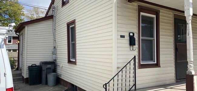 Building Photo - Nice Totally Remodeled 3 Bedroom /1 Bath Home in Downtown Goshen