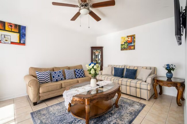 Living room - 4017 Audubon Dr