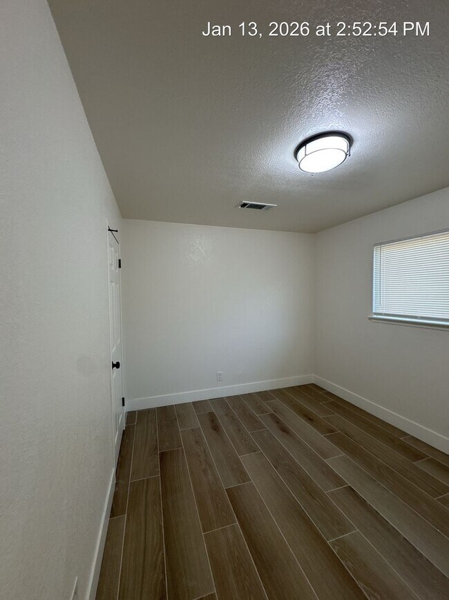 Building Photo - Charming Home Available Now!!