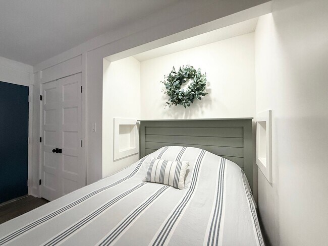 Building Photo - Furnished 1BR Studio w/ Fireplace & Deck – Prime Location!