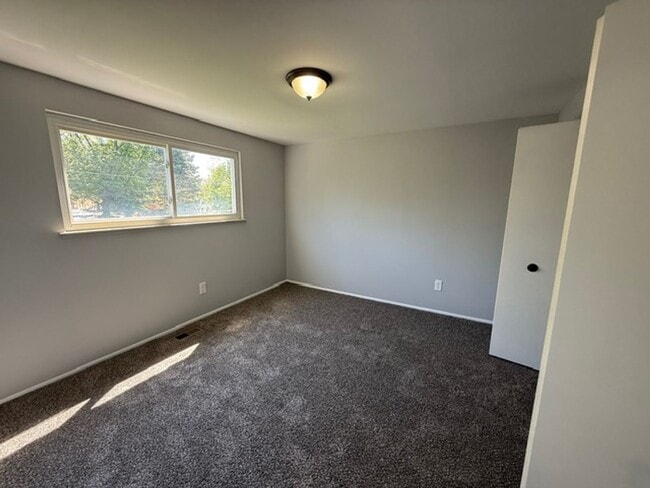Building Photo - 2 bedroom 1.5 bathroom townhouse - Availab...