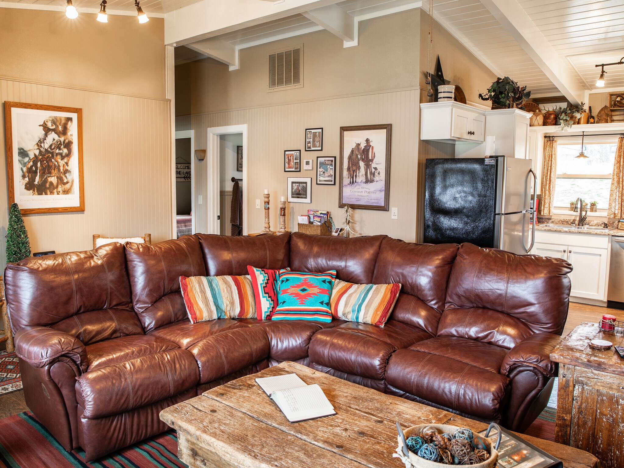 Compfy Sofa! - 1114 W 17th St