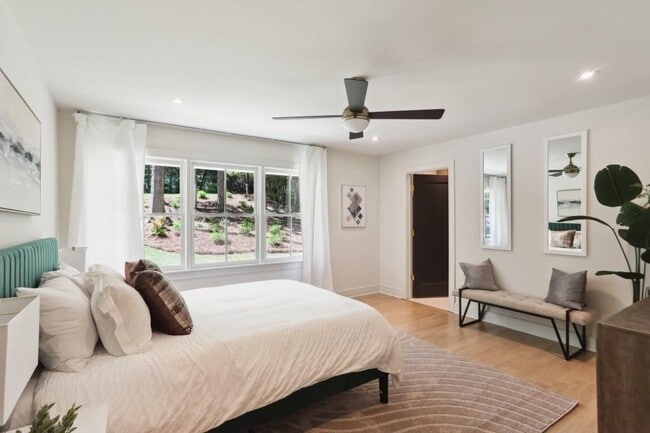 Building Photo - 1007 Somerset Dr NW