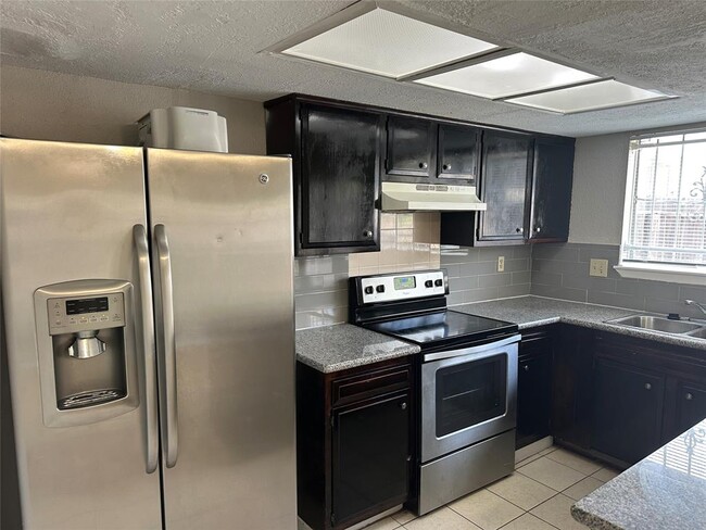 Building Photo - 12881 High Star Dr