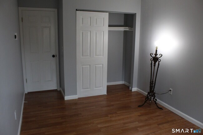 Building Photo - 8 Rose Ln