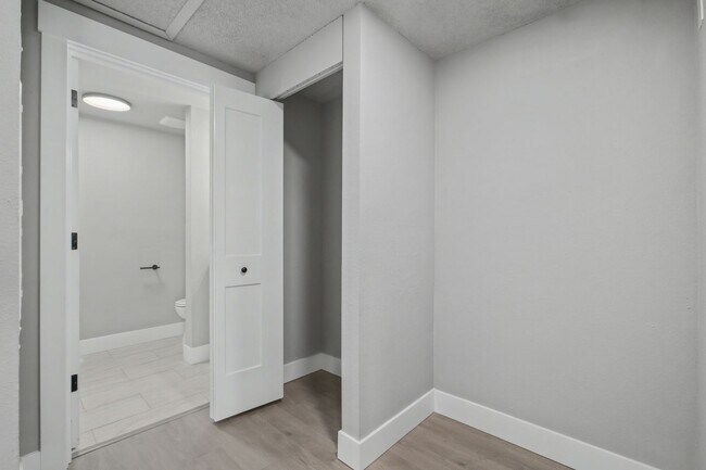 Building Photo - 332 S Birch St