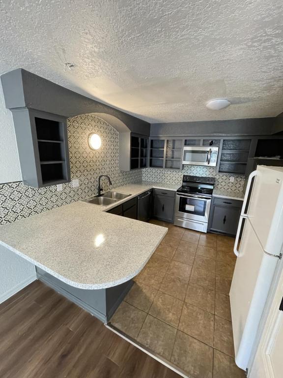 Building Photo - 6114 S Lakewood Ave