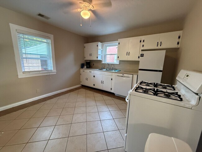 Building Photo - Conveniently Located 2BR Home with Garage & Backyard