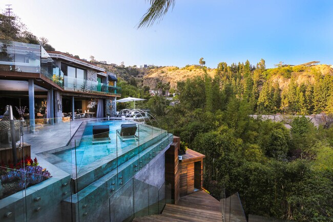 Building Photo - 8356 Sunset View Dr