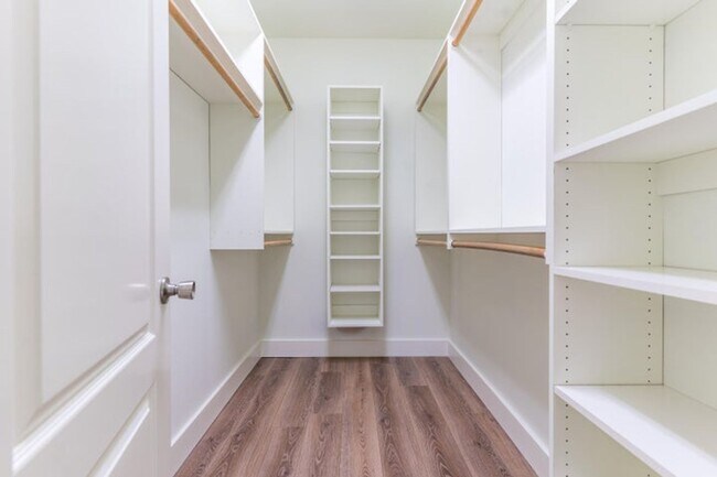 Building Photo - Prime Bend Location: Spacious 3-Bedroom, 2...