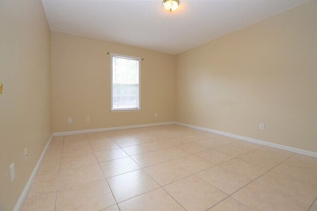 Building Photo - 6000 Susan Cir