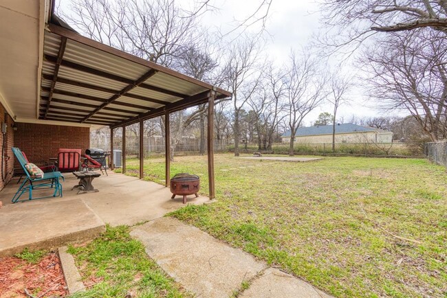 Building Photo - 720 Chisholm Trail