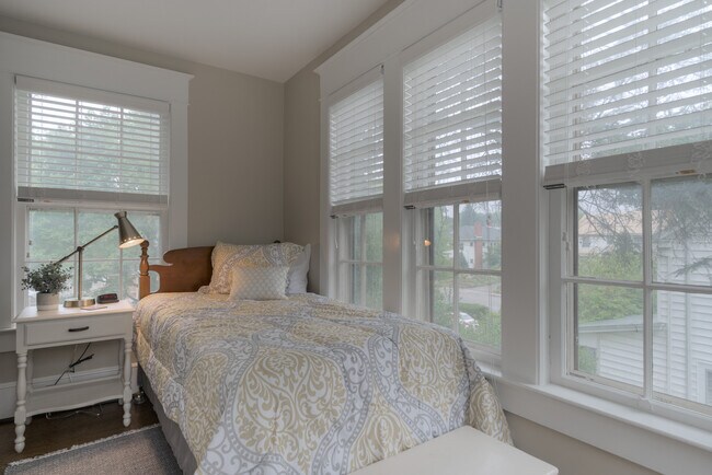 Building Photo - 207 Otey St