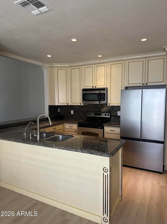 Building Photo - 8889 E Meadow Hill Dr