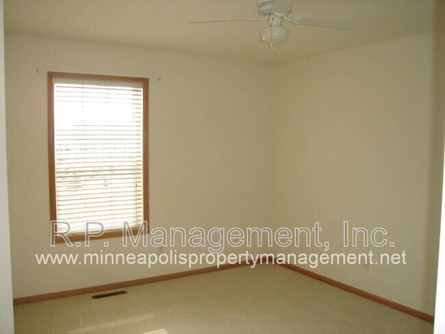 Building Photo - 15220 Florist Cir