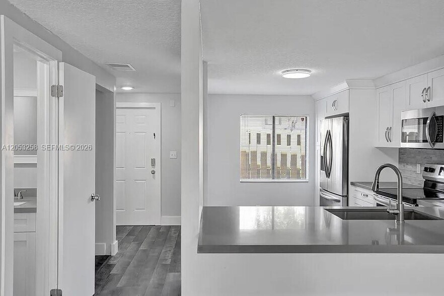 Building Photo - 5084 S University Dr