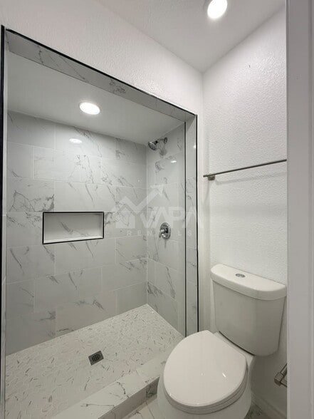 Building Photo - 8007 Lake Forest Dr