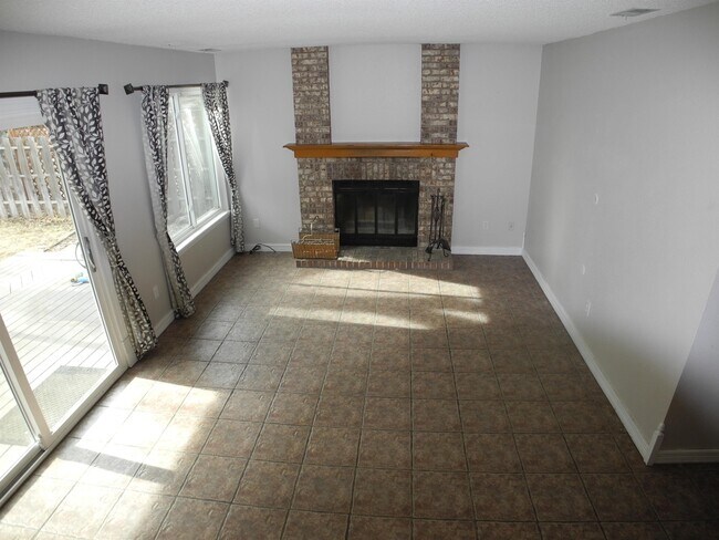 Building Photo - 4420 Stonehaven Dr