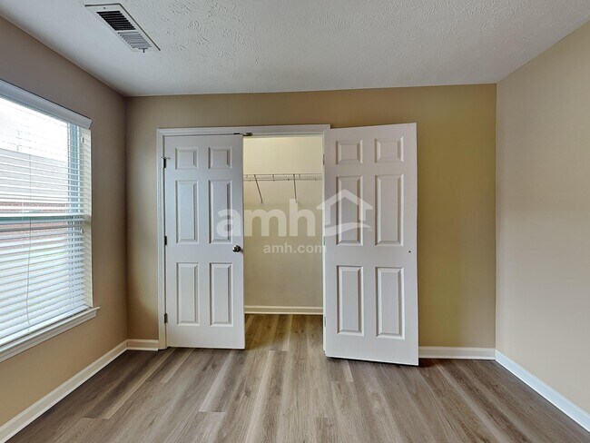 Building Photo - 1075 Savannah Ave