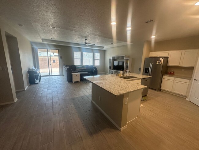 Building Photo - 2164 Solara Loop NE