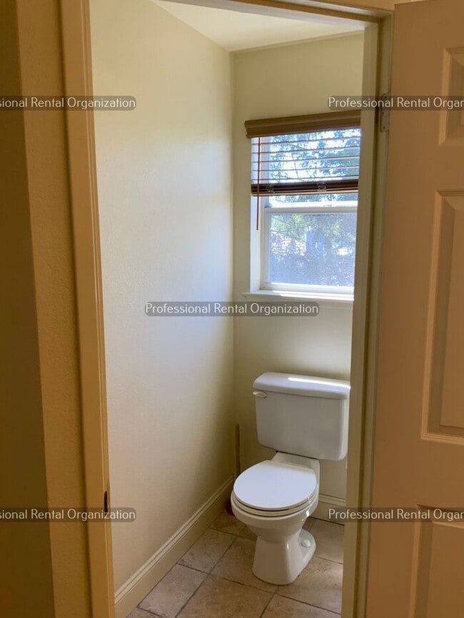 Building Photo - Beautiful Eastside 4 Bedroom, 3 Full baths in quiet neighborhood