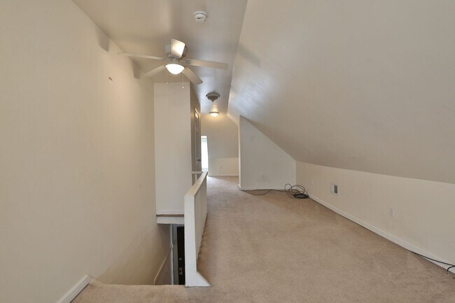 Building Photo - Large 4 Bedroom North Campus Townhouse - 1st house from High Street
