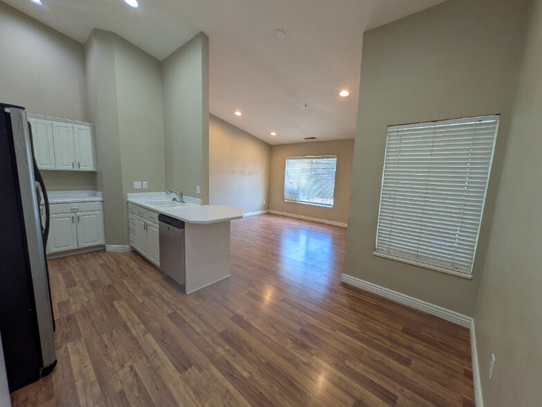 Building Photo - 861 W Columbia Ln