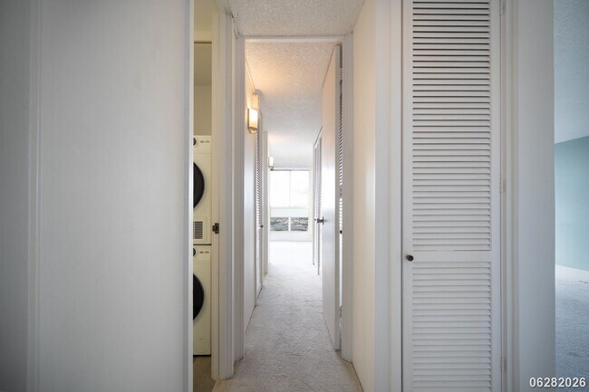 Building Photo - 2 Bd/2 Ba/1 Parking Condo in Banyan Tree Plaza, Honolulu