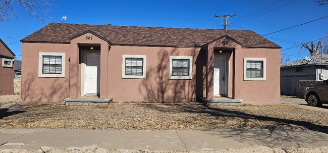 Building Photo - 807 W 4th St
