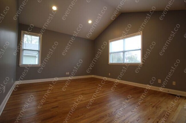Building Photo - 610 Elinor St