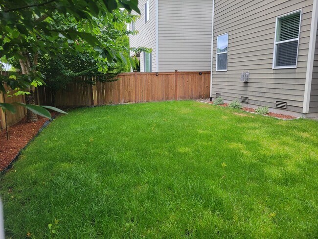 Building Photo - Great 3 bedr. with large loft in perfect l...