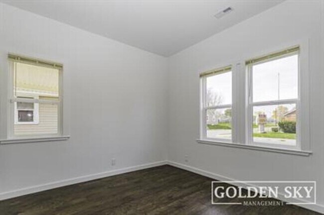 Building Photo - 820 S Hackley St
