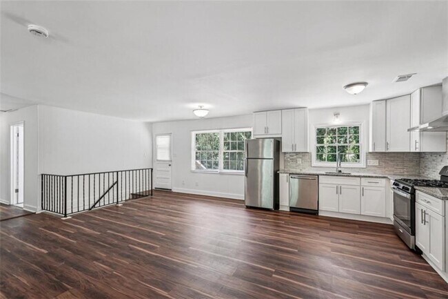 Building Photo - 119 Kelso Dr SW