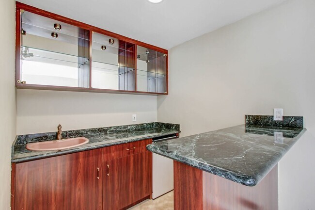 Building Photo - Spacious & Bright 3BR Condo with Bonus Room, Secured Parking & Hollywood History!