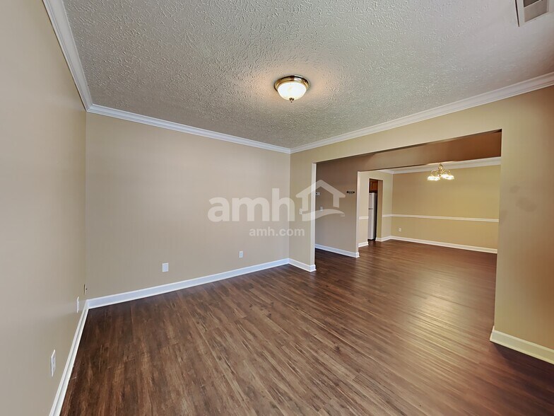 Building Photo - 8028 Meadowview Ln